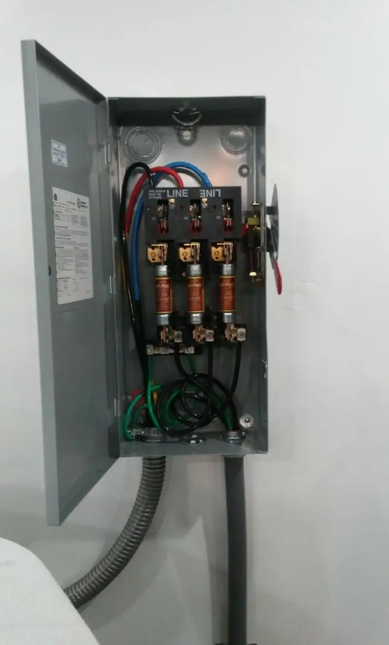 Three-phase disconnect switch installed for Smoke Detector Installation in Gothenburg