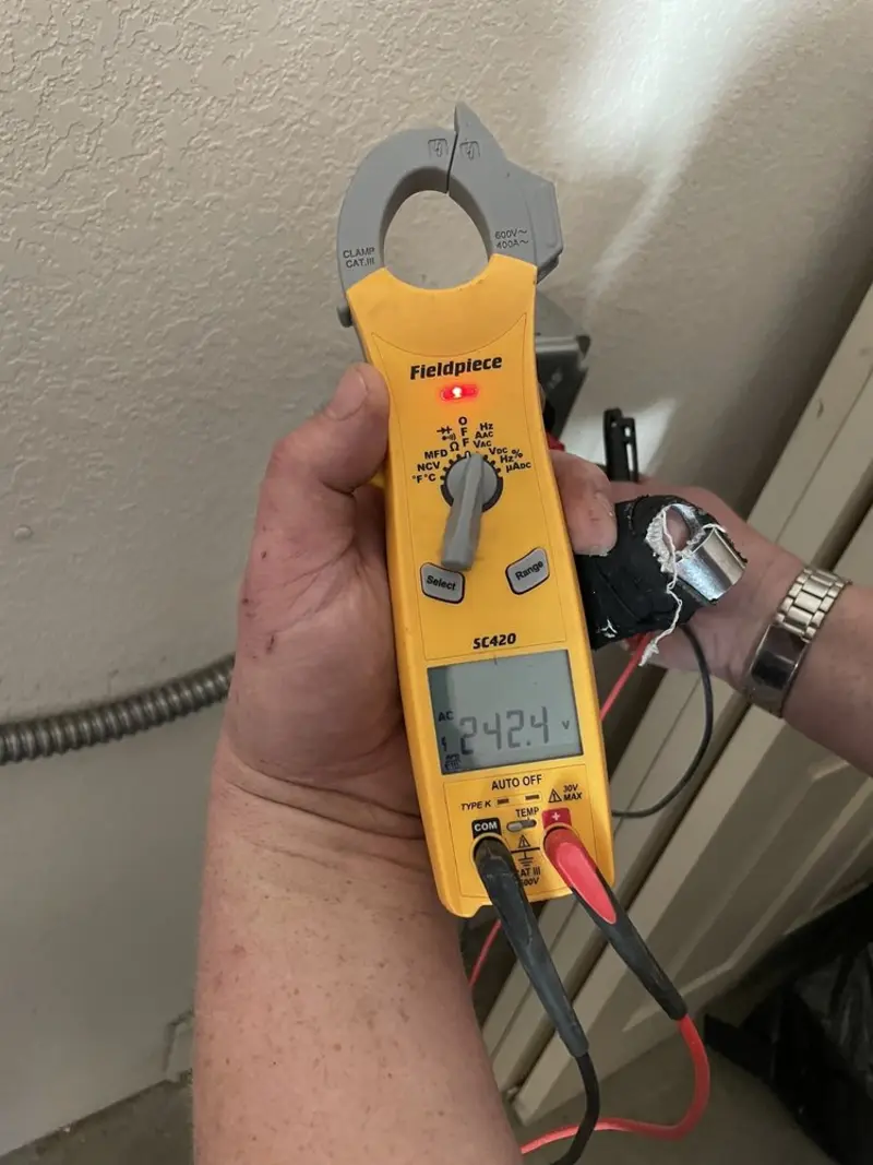 Voltage testing with clamp meter during Circuit Breaker Repair in Gothenburg
